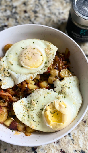Garlic Lovers Cheesy Breakfast Hash 🍳🥓
